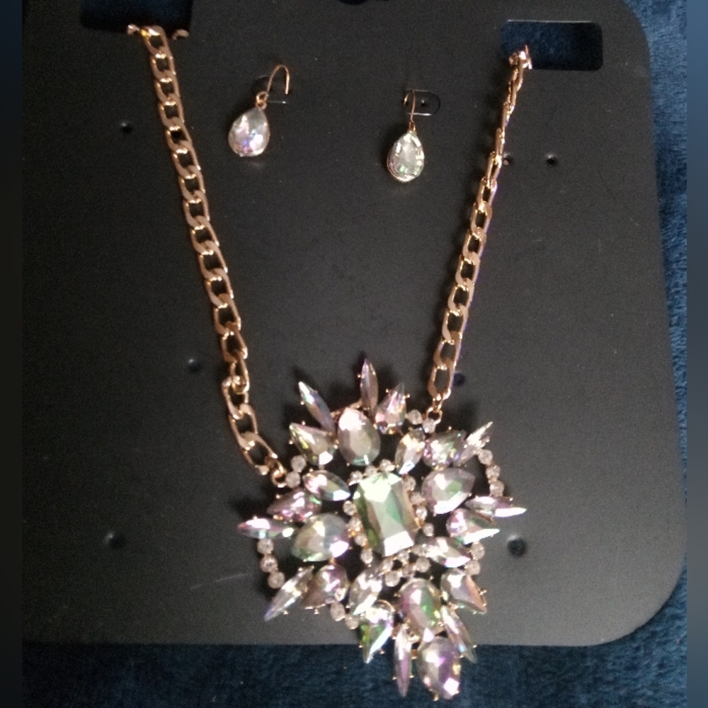 Irreidescent Necklace Set